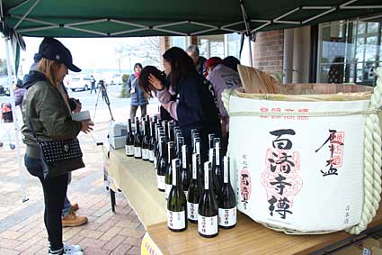 「百済寺樽」30分で完売 限定150本に長蛇の列