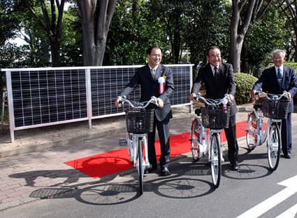 県内初、太陽光発電パネルのソーラーサイクルステーション