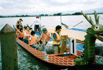 力いっぱい沖合へ 親子で「カヌー体験」