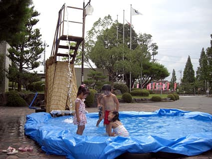 廃タイヤと冷却水を活用 幼児向けプール作る