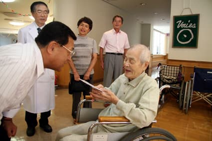 白寿の15人を訪問 長寿を祝う