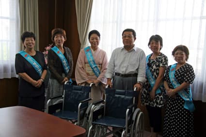 てんびんまつり参加の収益で車いす7台を病院に寄贈