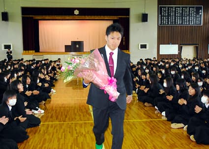 楽天入団の則本選手が母校、八幡商高を訪問