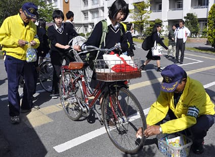 正しく乗って事故ゼロへ 自転車安全利用月間の啓発