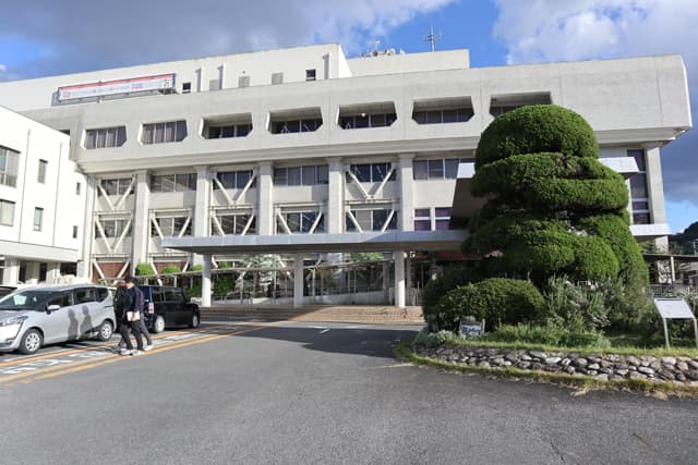 栗東市 定例会見で初動対応の遅れ認める