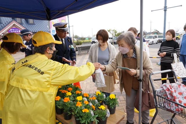 交通事故死ゼロを目指す日 園児が似顔絵で交通安全啓発