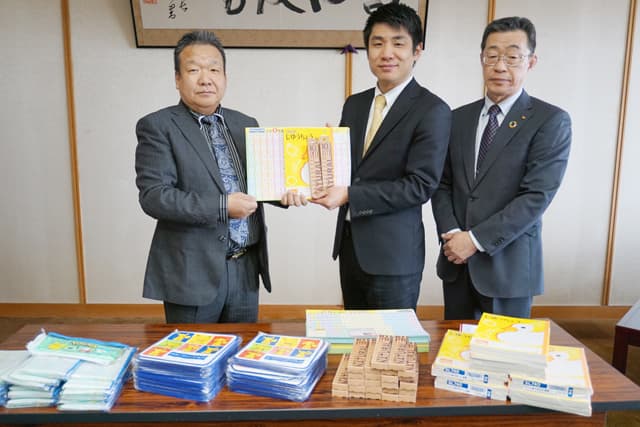 読売センター日野 新1年生へ文房具を寄贈