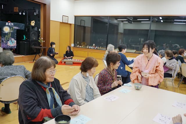 八日市南高茶道部 高齢者カフェで交流