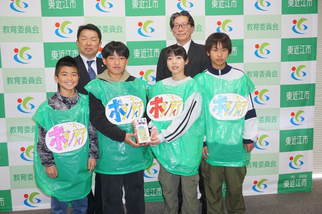 八日市北小の児童が義援金