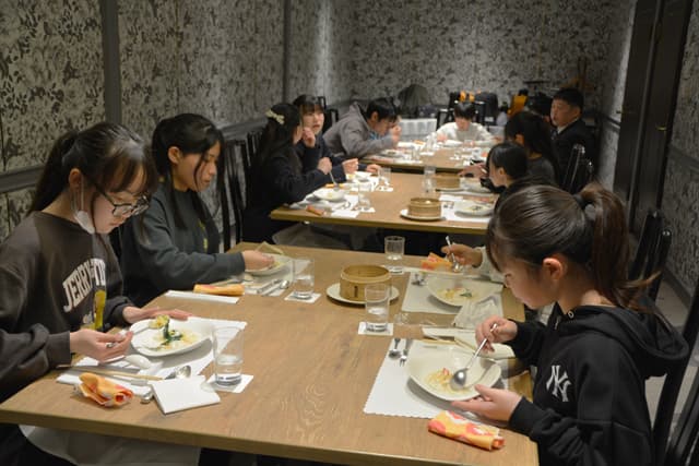 児童育てた野菜で料理教室 交流20年 プロの味堪能