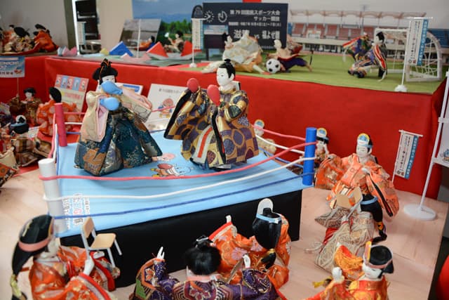 福と笑い誘う福よせ雛