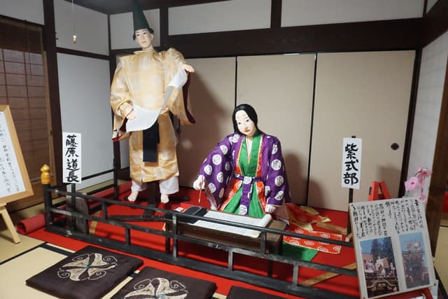 日野ひなまつり紀行関連展 紫式部と藤原道長の等身大人形が展示