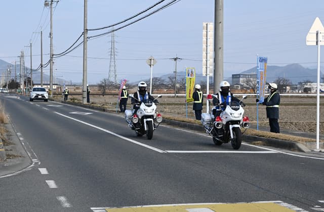 死亡事故現場とその周辺道路で交通安全啓発と指導取締り