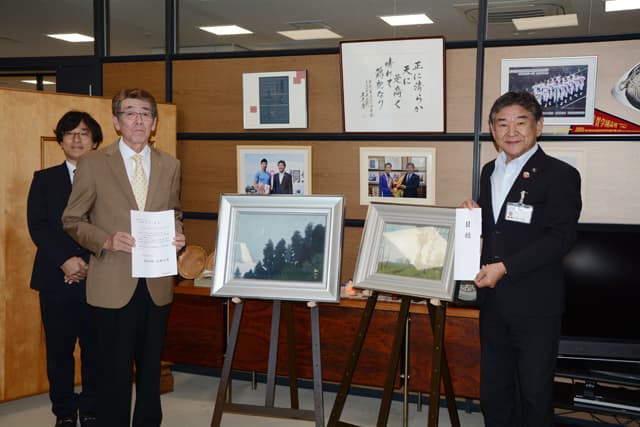 ゆかりある画家作品寄贈 カネヒョウ熊木代表