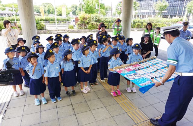 ジュニアポリスが願い込め「交通安全お願いします」