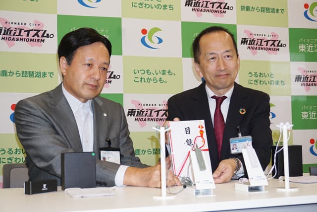 円滑な窓口相談へ 軟骨伝導イヤホンを市に寄贈