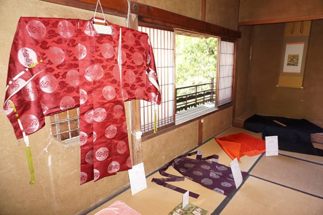 太郎坊宮 神社の装束を展示