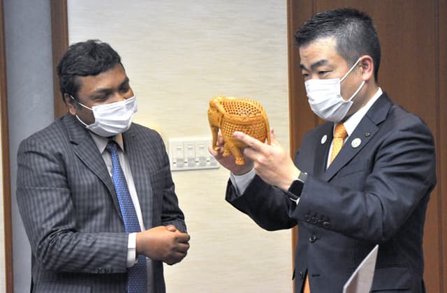 在大阪・神戸インド総領事が知事を表敬訪問