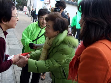 自民県連 佐野幹事長が大阪成蹊学園理事長に要請文