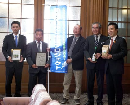 全国大会ダブル受賞を知事報告 野洲市「魚のゆりかご水田」