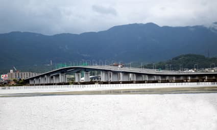 琵琶湖大橋、無料化すべきか?