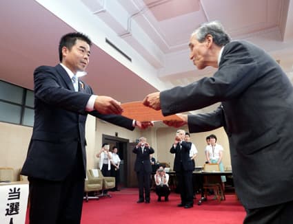 三日月氏に知事当選証書