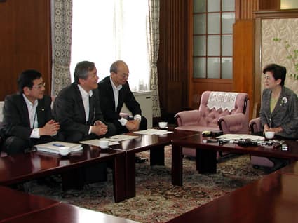 嘉田知事、関電の節電要請に協力姿勢