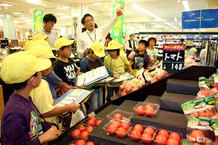 小学生が売場で環境学習 平和堂エコピースクラブ