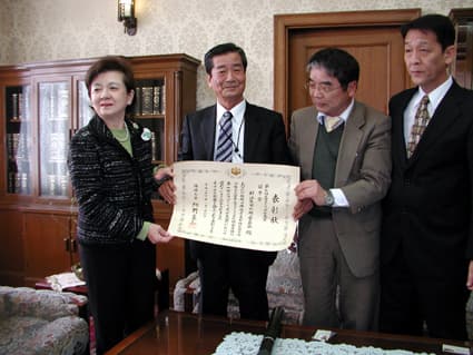 高島市の針江生水の郷委員会 知事にエコツーリズム大賞受賞を報告