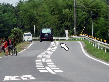 基準満たさぬ危ない県道「隆起」