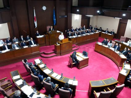 県議会初の女性議長選出