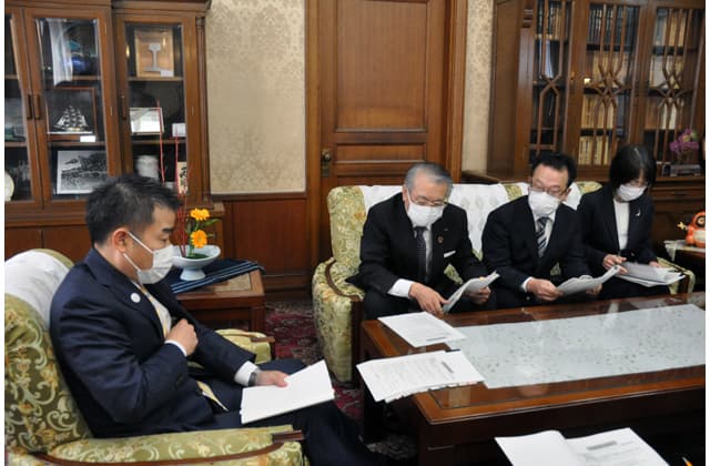 県職員給与改定見送りへ