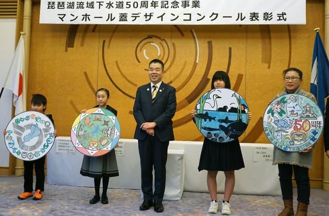 マンホール蓋に県と琵琶湖の魅力