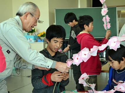 卒業式に飾る伝統のホイノボリ制作