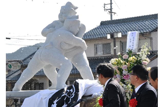 JR安土駅南口広場に相撲モニュメント設置