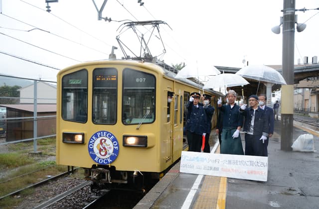 デニムの聖地へ 特製ヘッドマーク車両が運行