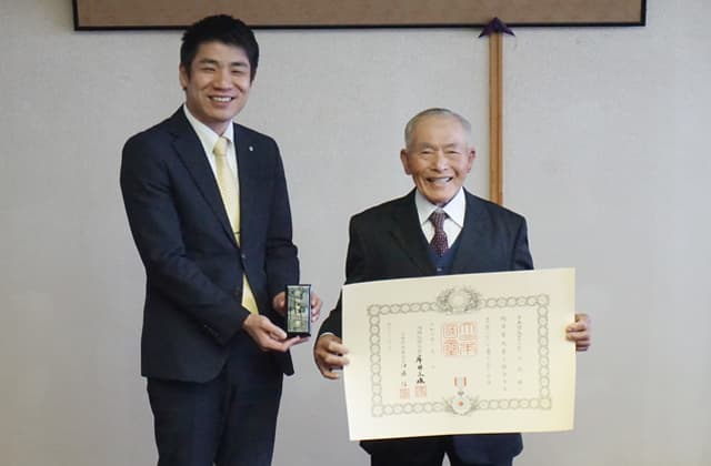 元日野町議会議員 荒川さんに高齢者叙勲