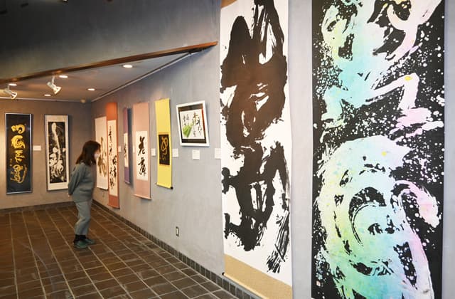 墨色でない書作品「桜色の風に誘われて」