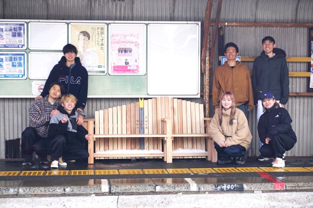 近江鉄道13駅に木製ベンチ