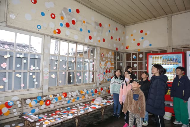 新八日市駅舎「近江鉄道上下分離」記念しカラフルに