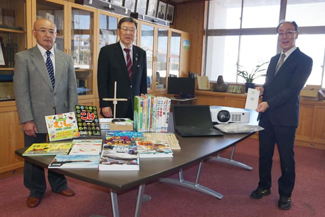 「世間よし」の精神を紡ぐ PCや本 約300点を寄贈