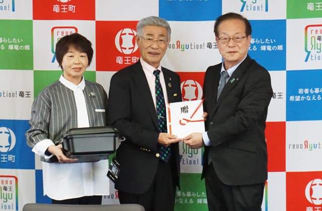 竜王町の竹井夫妻 町へ100万円とドローン1基を寄付