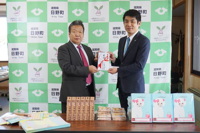 日野町町内小学校に入学する151人に新1年生へ文房具を寄贈