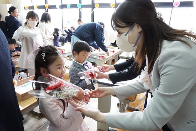 奥田工務店が花束と文房具寄贈
