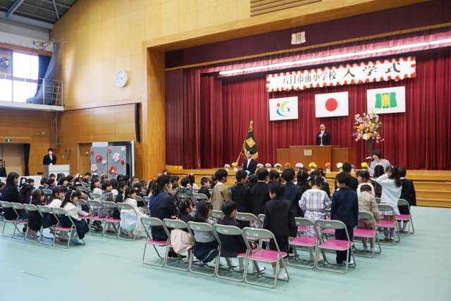 サクラが祝福東近江市内で小中学校入学式