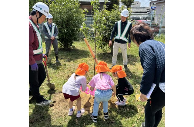 近江八幡建設工業会青年部会 3園校にリンゴの木など植樹