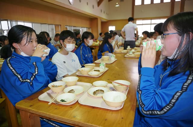 ストローレスでプラごみ減へ 豊郷町立豊日中学校が取り組み