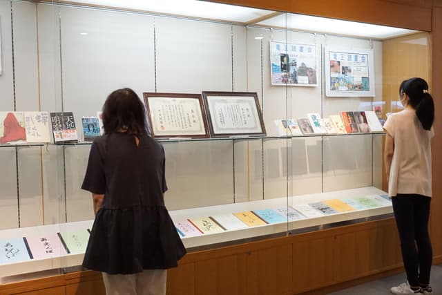 展示「竜王読書会50年の歩み」竜王町立図書館