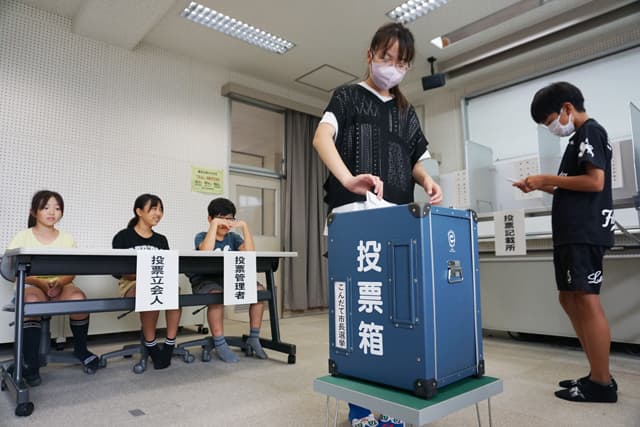 「選挙、身近に感じて」能登川北小6年生が模擬投票