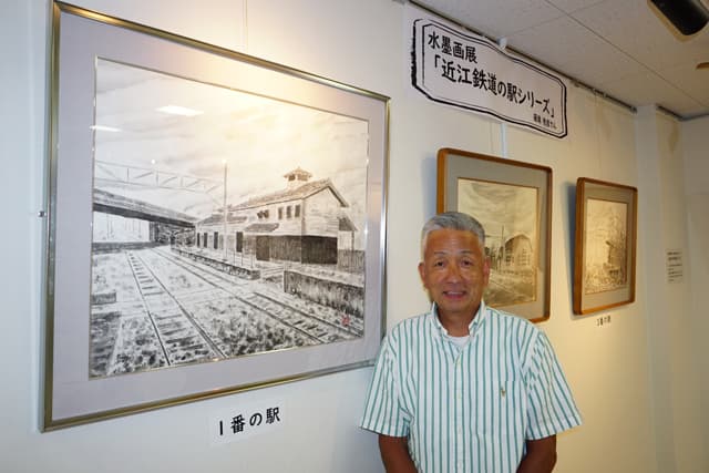 元中学校長の雁瀬さん 近江鉄道の駅舎を水墨画で